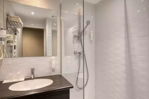 Chambre supérieure salle de bain, hôtel centre-ville de Nantes | Best Western Hôtel Graslin à Nantes