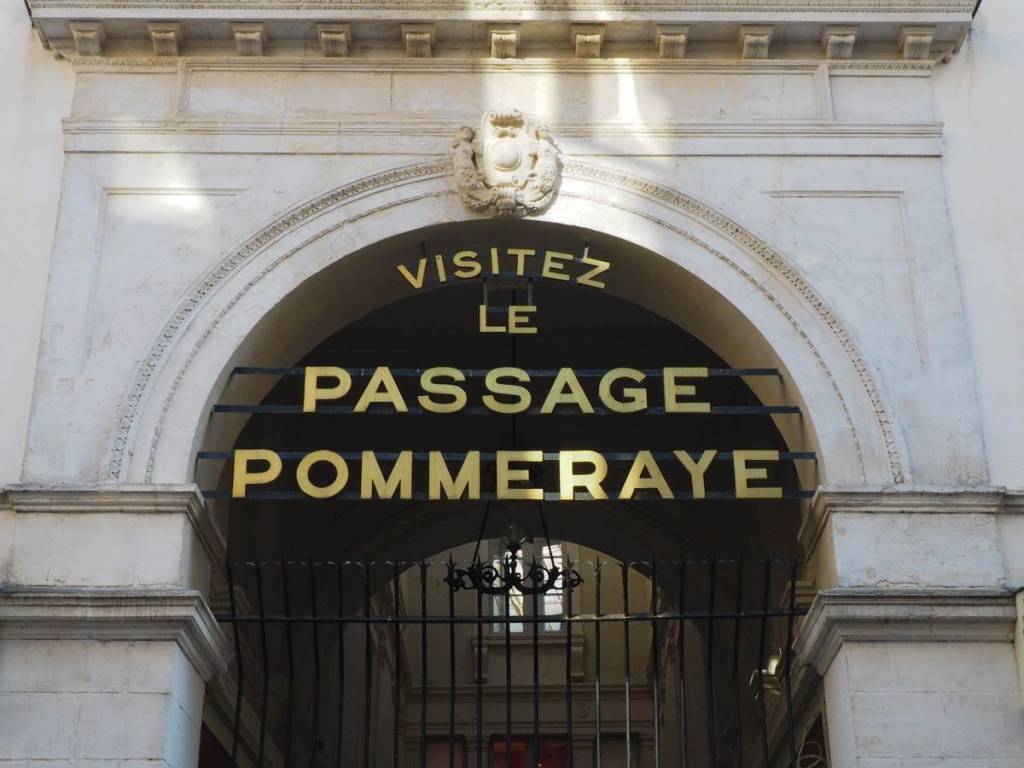 Lithographie Nantes – Passage Pommeraye Par BENET (1988) – Encadrée, Signée