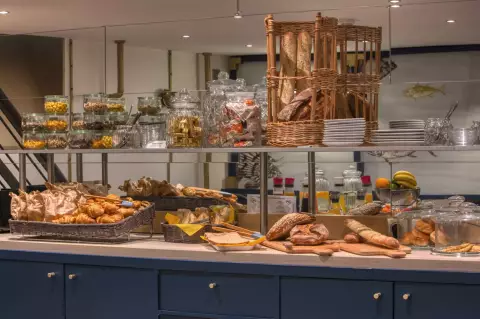 Buffet petit-déjeuner - Niveau -1 | Vingt Mille Lieues sous les mers